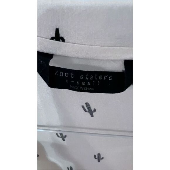 Knot Sisters Women's Cactus Print Button Down Revolve Top Cream Black Size XS - Picture 5 of 12